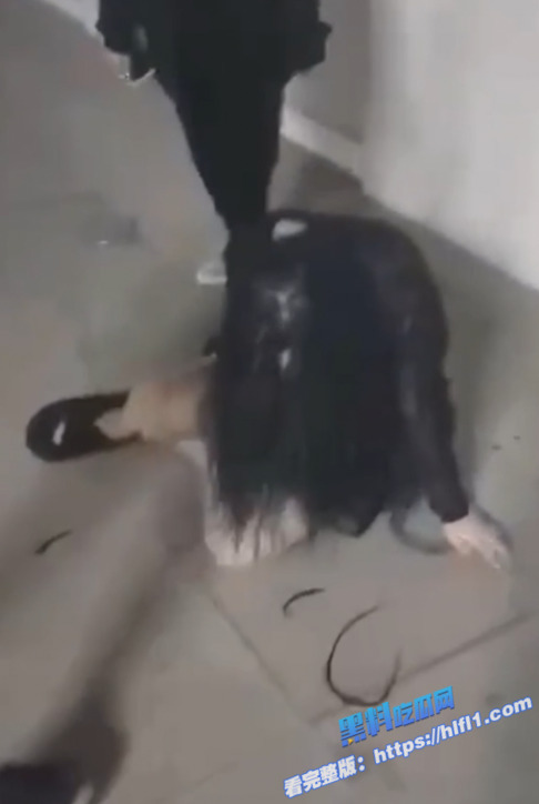 精神小妹群架现场 其中一位对另外一个直接拖在地上拳打脚踢 场面太刺激！4