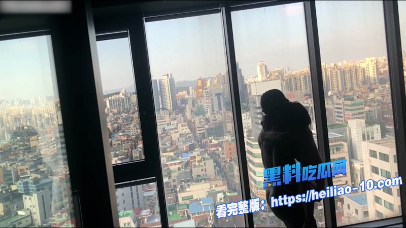 短发淫妻跟大黑屌在浴缸调情 2 短发淫妻跟大黑屌在浴缸调情 2
