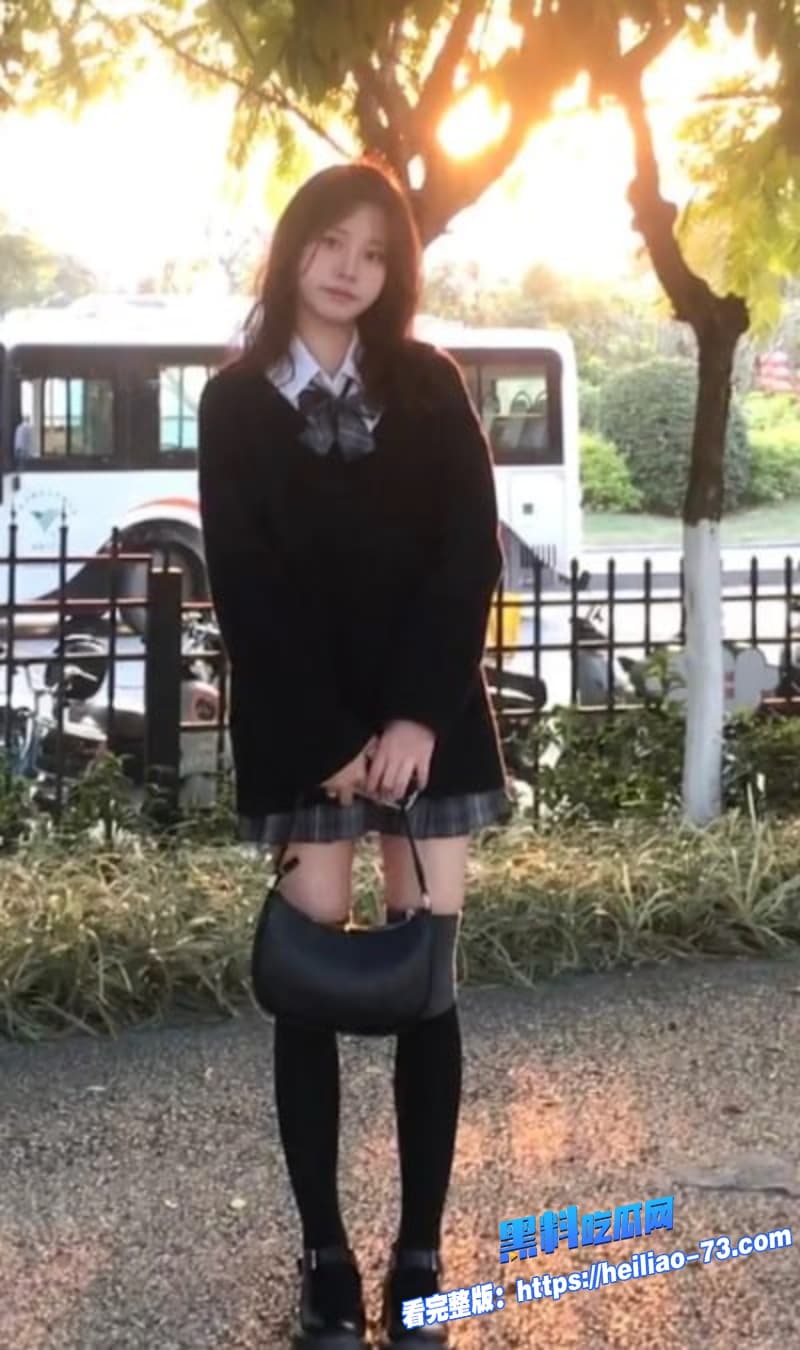 海角兄妹乱伦爸妈在隔壁睡觉哥哥偷偷去妹妹房间疯狂调教白虎穴被抽插到外翻3
