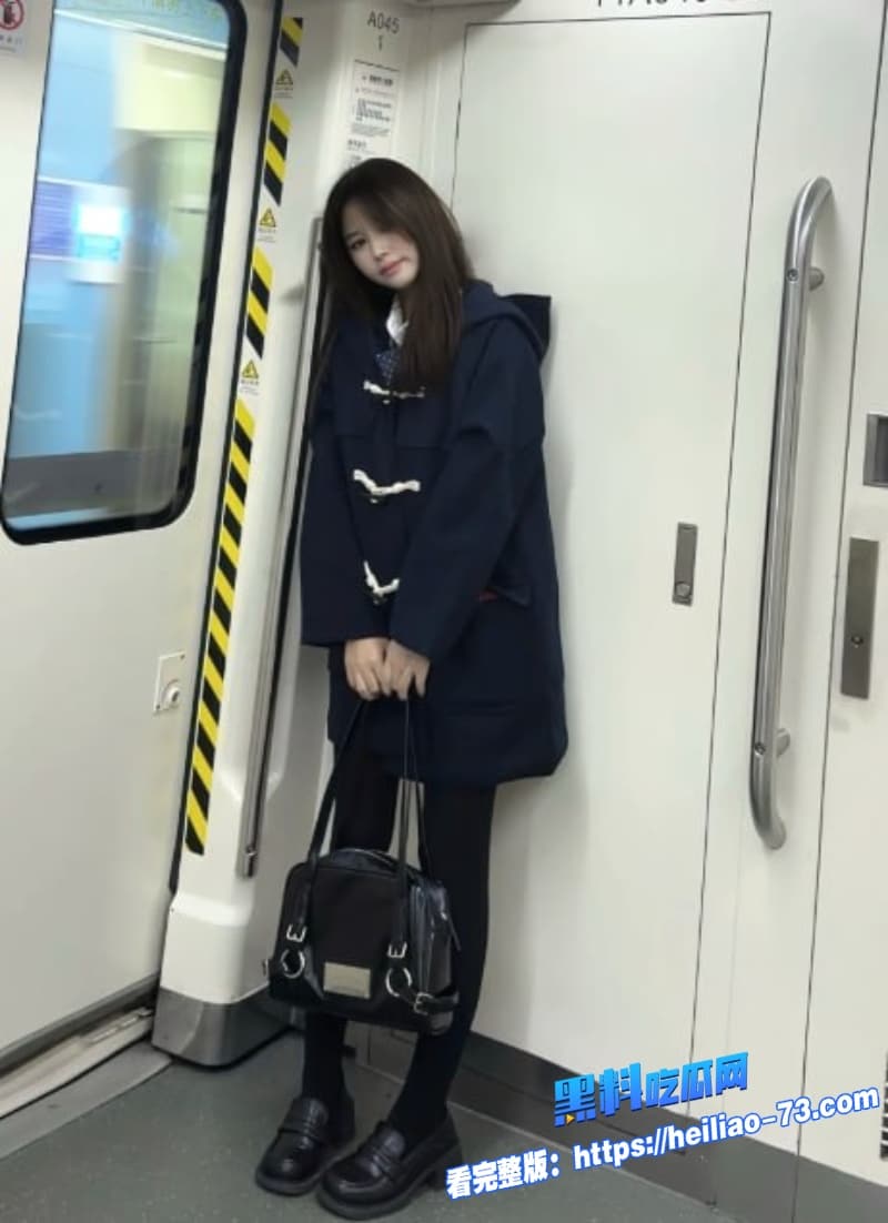 海角兄妹乱伦爸妈在隔壁睡觉哥哥偷偷去妹妹房间疯狂调教白虎穴被抽插到外翻5
