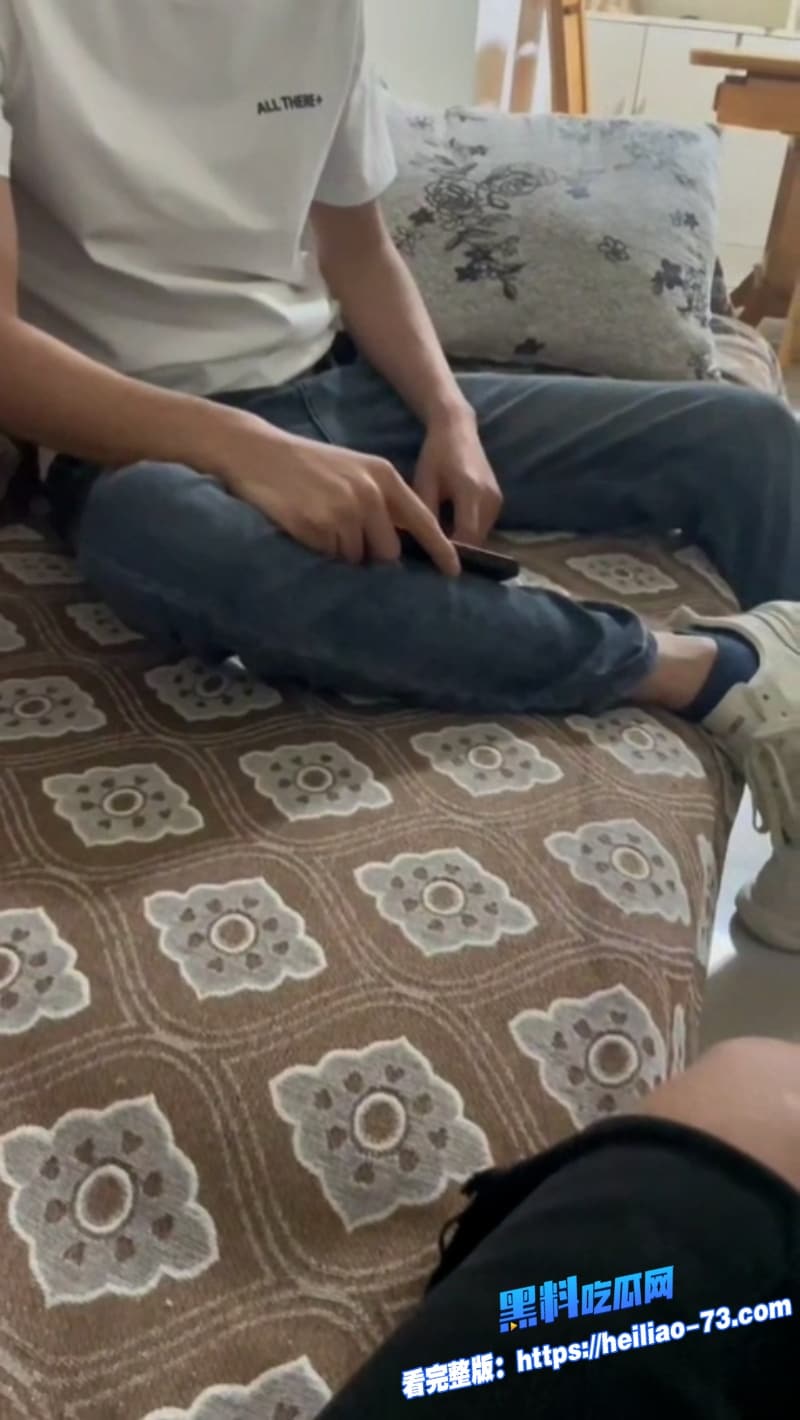 海角兄妹乱伦爸妈在隔壁睡觉哥哥偷偷去妹妹房间疯狂调教白虎穴被抽插到外翻7