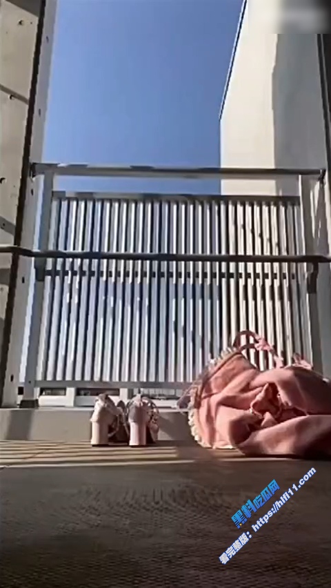 日本18岁女主播直播跳楼 爬上高楼栅栏直接一跃而下 原因竟是得知男友出轨背叛!9 日本18岁女主播直播跳楼 爬上高楼栅栏直接一跃而下 原因竟是得知男友出轨背叛!9
