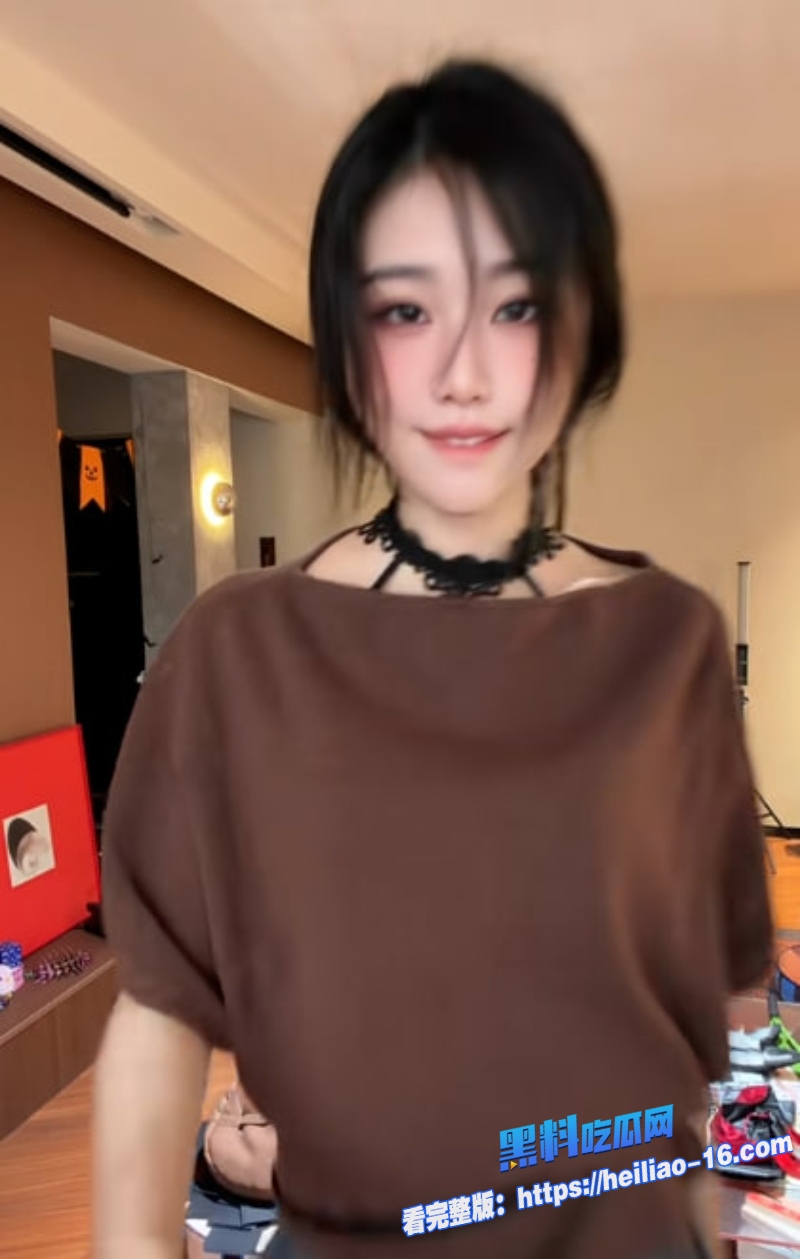 抖音风骚女网红一只官 给榜一大哥付费定制私密视频外泄5 抖音风骚女网红一只官 给榜一大哥付费定制私密视频外泄5