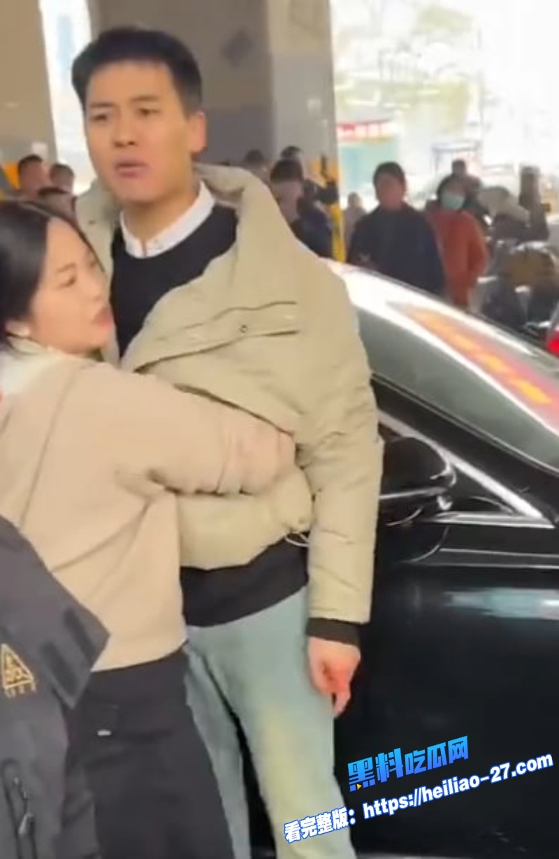 南郑州奔驰E300原配当街暴锤小三渣男护小三狂扇贤妻耳光1 南郑州奔驰E300原配当街暴锤小三渣男护小三狂扇贤妻耳光1