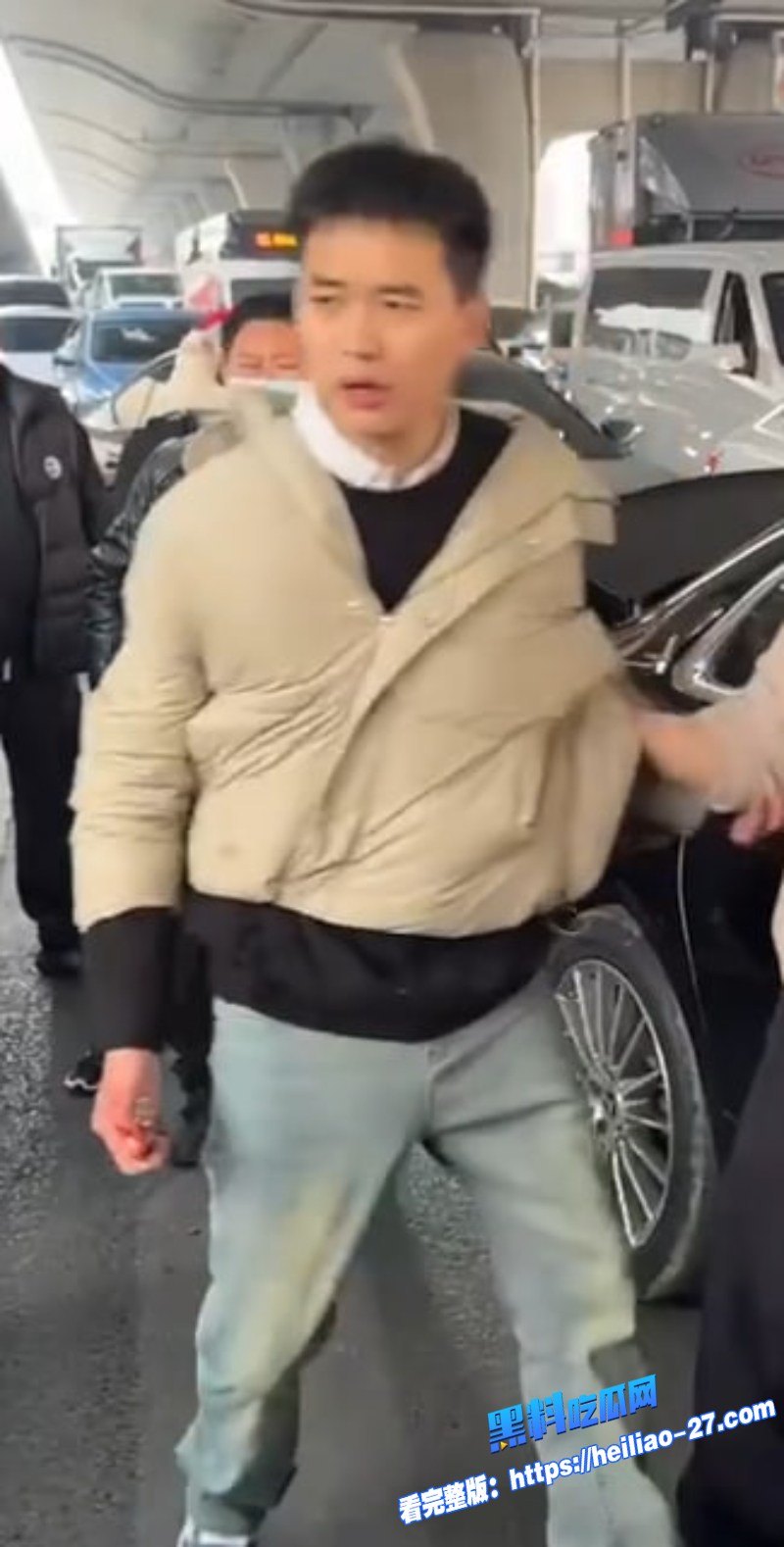南郑州奔驰E300原配当街暴锤小三渣男护小三狂扇贤妻耳光7 南郑州奔驰E300原配当街暴锤小三渣男护小三狂扇贤妻耳光7