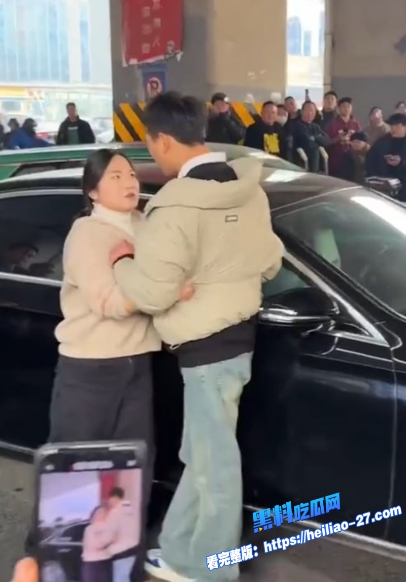南郑州奔驰E300原配当街暴锤小三渣男护小三狂扇贤妻耳光12 南郑州奔驰E300原配当街暴锤小三渣男护小三狂扇贤妻耳光12