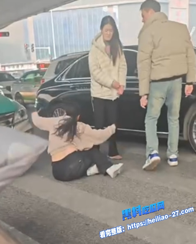南郑州奔驰E300原配当街暴锤小三渣男护小三狂扇贤妻耳光13 南郑州奔驰E300原配当街暴锤小三渣男护小三狂扇贤妻耳光13