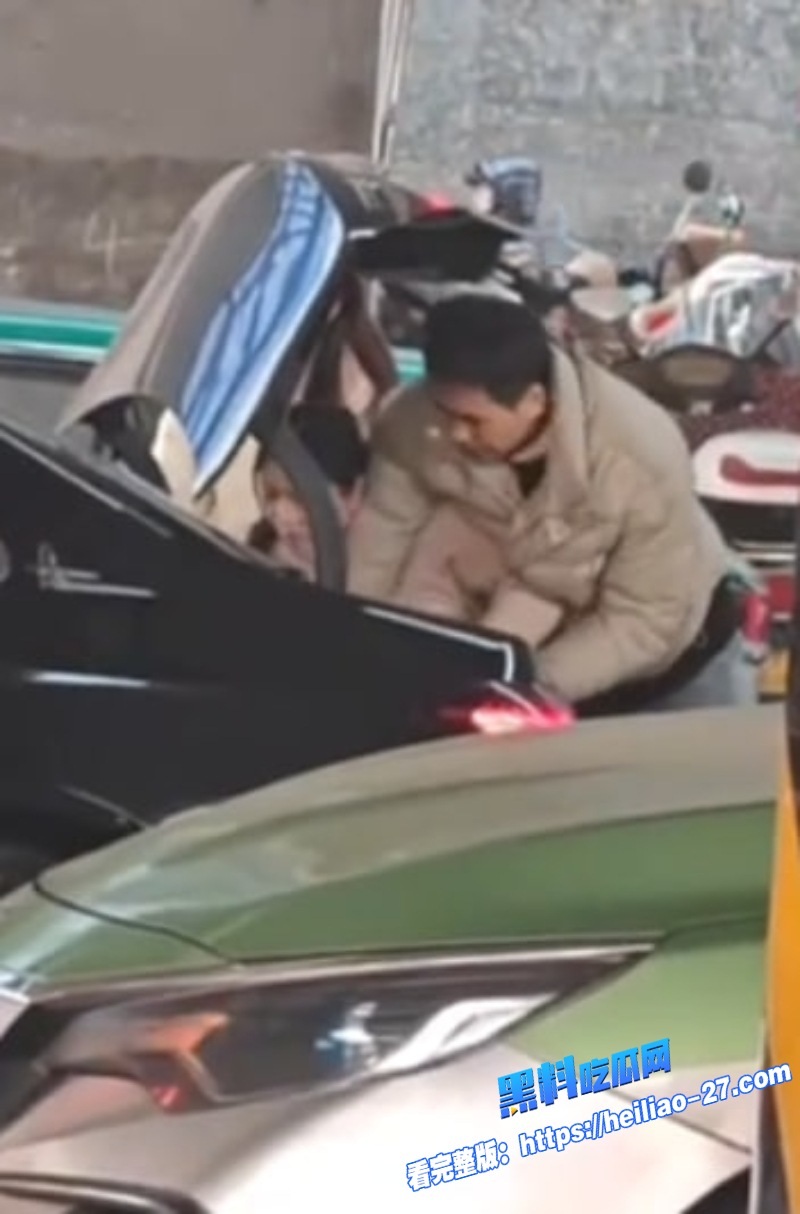 南郑州奔驰E300原配当街暴锤小三渣男护小三狂扇贤妻耳光14 南郑州奔驰E300原配当街暴锤小三渣男护小三狂扇贤妻耳光14