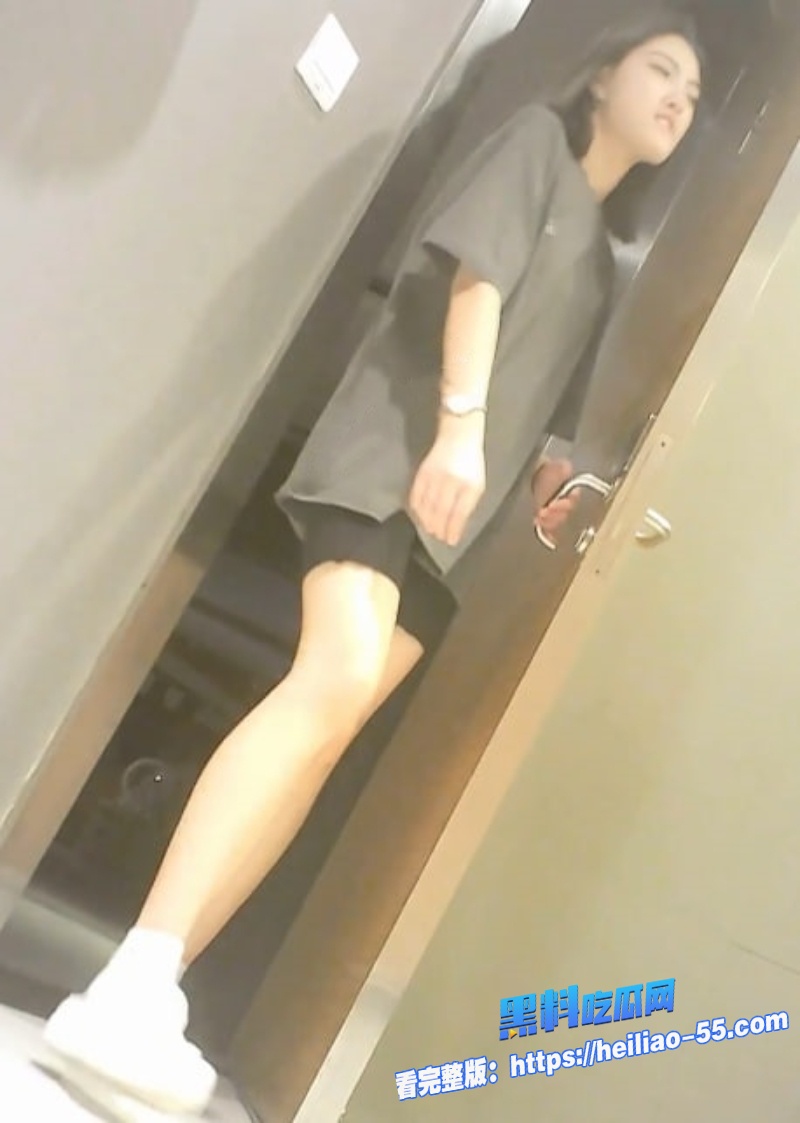 厕所偷拍神作金发甜美短裙少女放尿全过程毫无防备丝毫不觉还傻傻走开1 厕所偷拍神作金发甜美短裙少女放尿全过程毫无防备丝毫不觉还傻傻走开1
