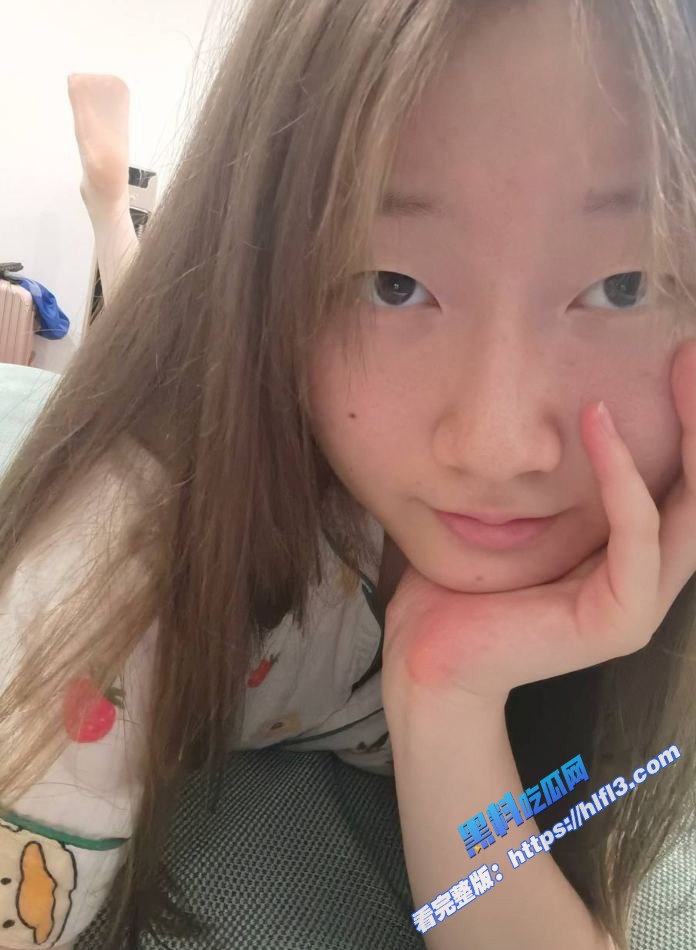 菏泽学院大一反差学生妹 王誉洁 淫荡少女深情舔屌吃鸡 被男友后入输出！1