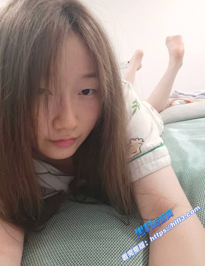菏泽学院大一反差学生妹 王誉洁 淫荡少女深情舔屌吃鸡 被男友后入输出！3