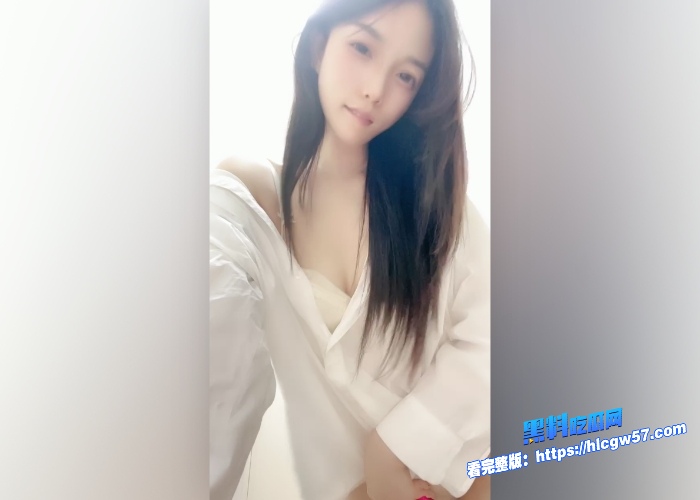 极品高颜值糖心蛋蛋清纯嫩妹逼脸同框跳蛋自慰性感热舞吐舌诱惑衣服下藏着一对诱人的粉嫩大白兔 图4