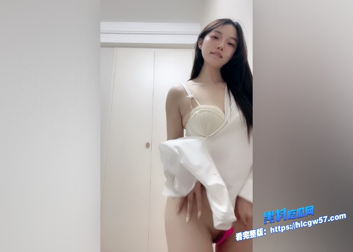 极品高颜值糖心蛋蛋清纯嫩妹逼脸同框跳蛋自慰性感热舞吐舌诱惑衣服下藏着一对诱人的粉嫩大白兔 图6