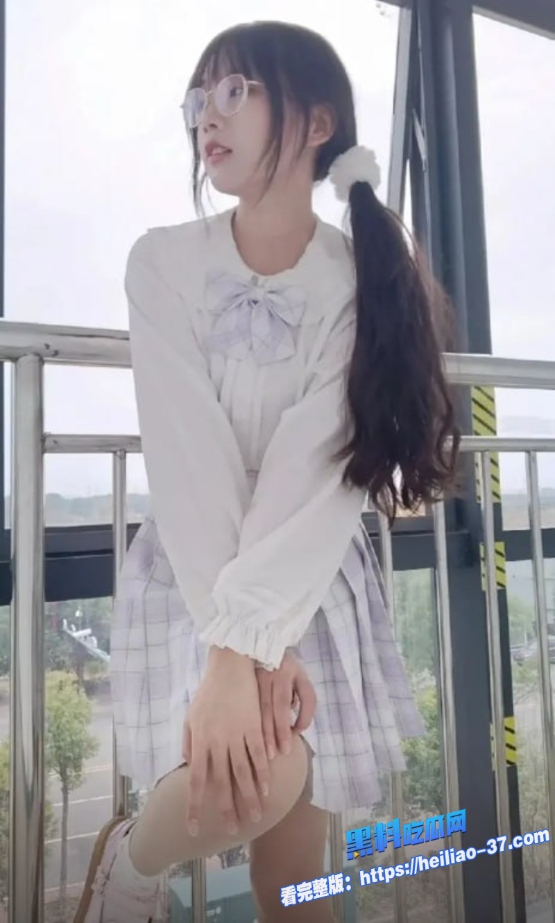 真实兄妹乱伦高中生表妹穿白丝被表哥道具玩弄后大屌爆操1 真实兄妹乱伦高中生表妹穿白丝被表哥道具玩弄后大屌爆操1