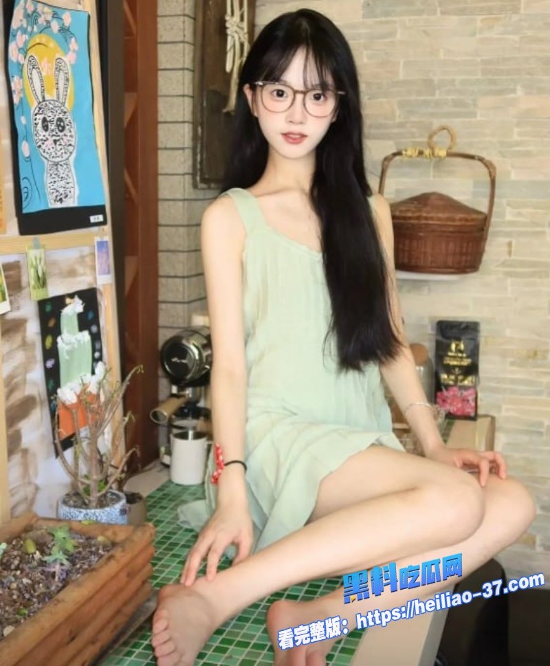 真实兄妹乱伦高中生表妹穿白丝被表哥道具玩弄后大屌爆操2 真实兄妹乱伦高中生表妹穿白丝被表哥道具玩弄后大屌爆操2