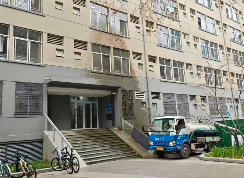 南京大学鼓楼校区一辆撞粪车爆炸1 南京大学鼓楼校区一辆撞粪车爆炸1