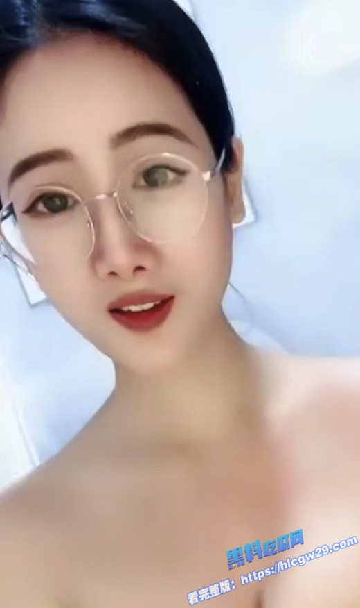 戴眼镜的气质美女老师 平日斯文端庄 谁知脱下制服就是个彻头彻尾的浪荡骚货！1
