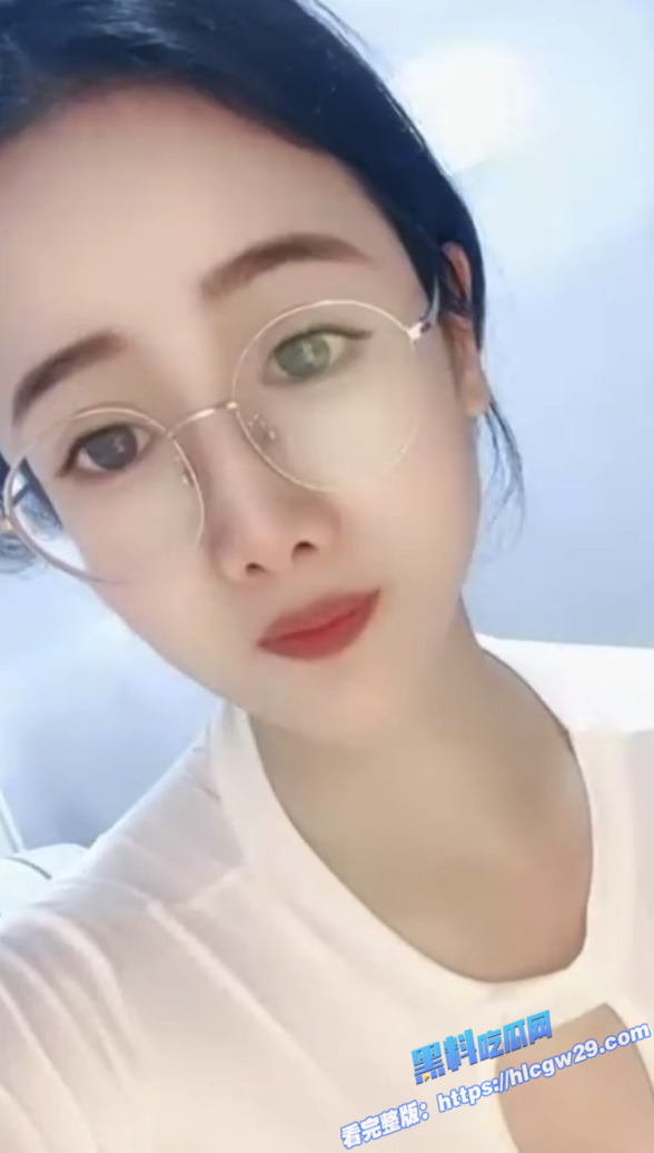戴眼镜的气质美女老师 平日斯文端庄 谁知脱下制服就是个彻头彻尾的浪荡骚货！4
