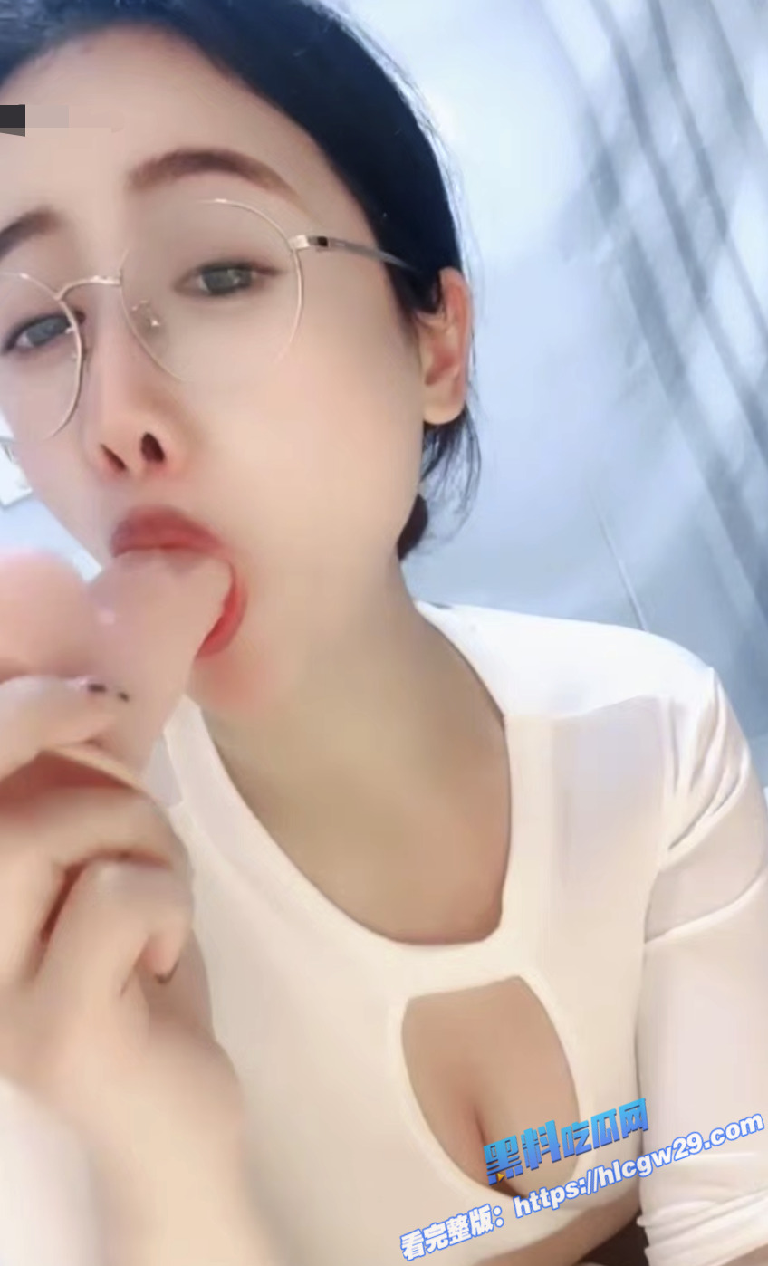 戴眼镜的气质美女老师 平日斯文端庄 谁知脱下制服就是个彻头彻尾的浪荡骚货!9 戴眼镜的气质美女老师 平日斯文端庄 谁知脱下制服就是个彻头彻尾的浪荡骚货!9
