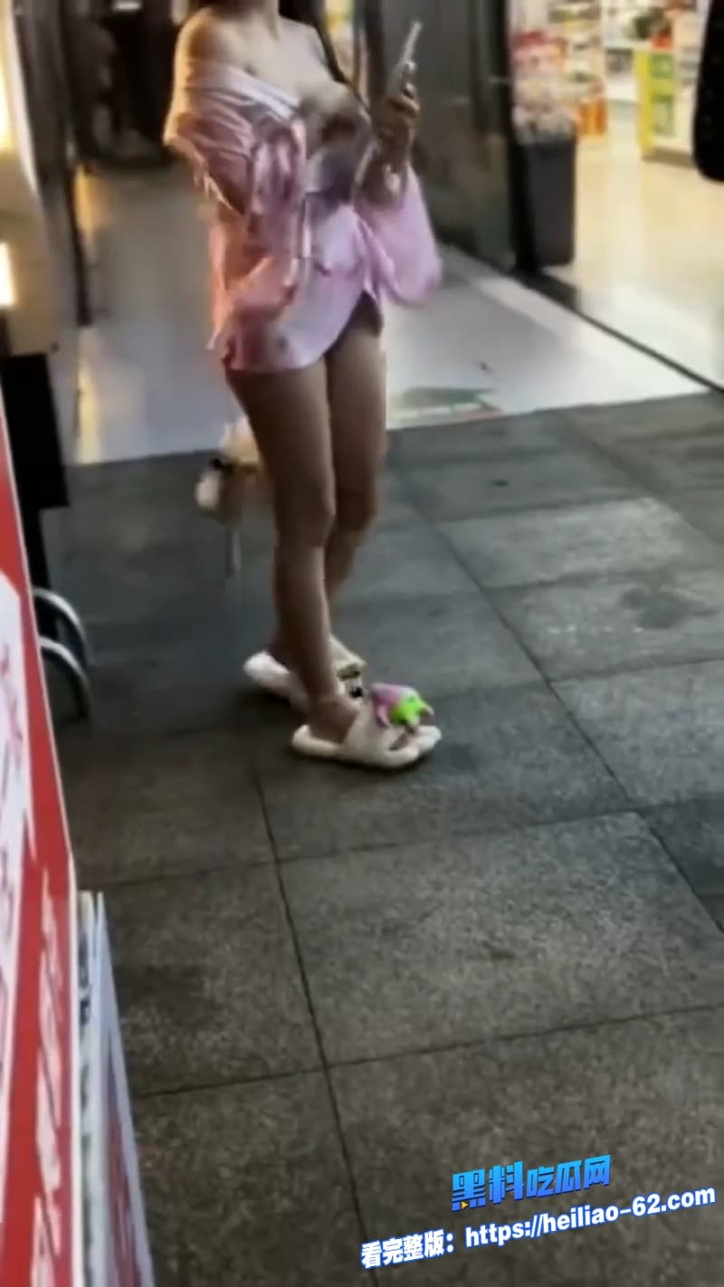 继长沙解放西路3.15事件之后今日又曝光一位女子穿着暴露被抓真是一波未平一波又起4
