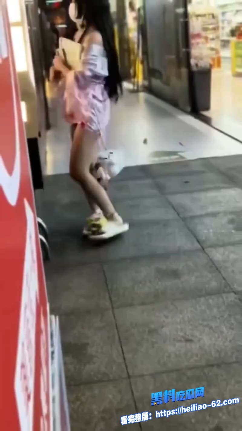 继长沙解放西路3.15事件之后今日又曝光一位女子穿着暴露被抓真是一波未平一波又起5