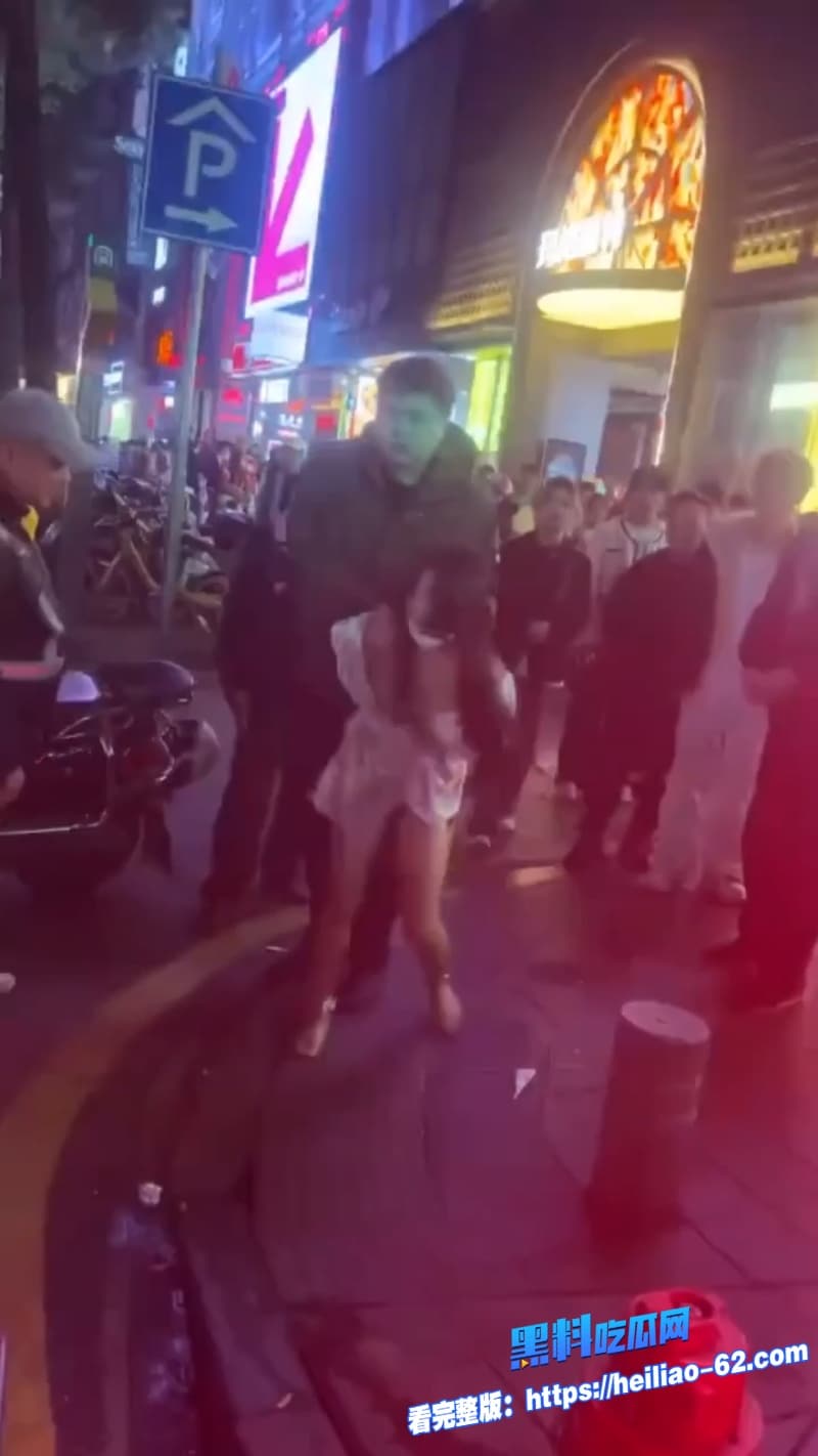 继长沙解放西路3.15事件之后今日又曝光一位女子穿着暴露被抓真是一波未平一波又起7