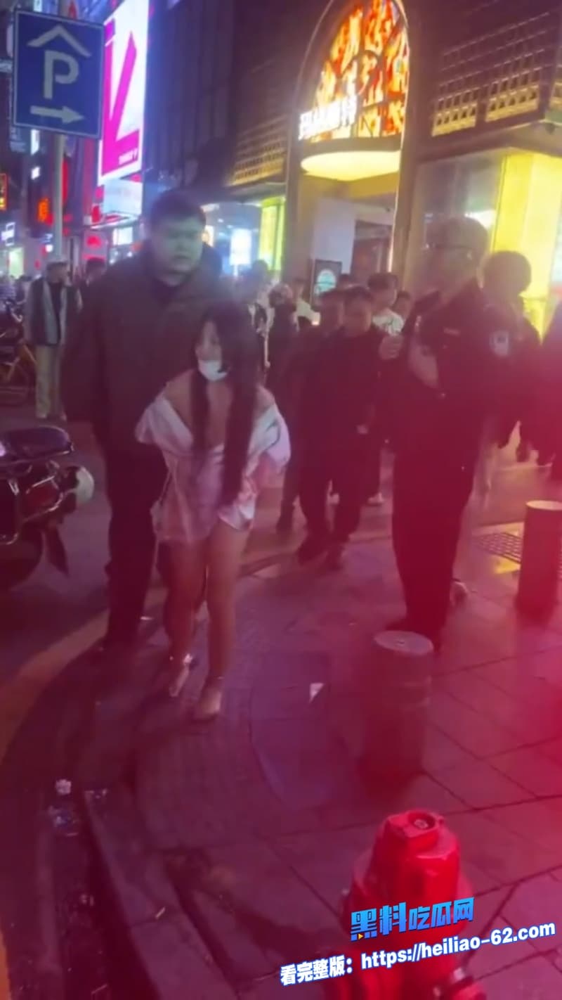 继长沙解放西路3.15事件之后今日又曝光一位女子穿着暴露被抓真是一波未平一波又起8