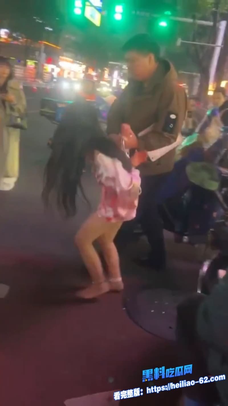 继长沙解放西路3.15事件之后今日又曝光一位女子穿着暴露被抓真是一波未平一波又起9