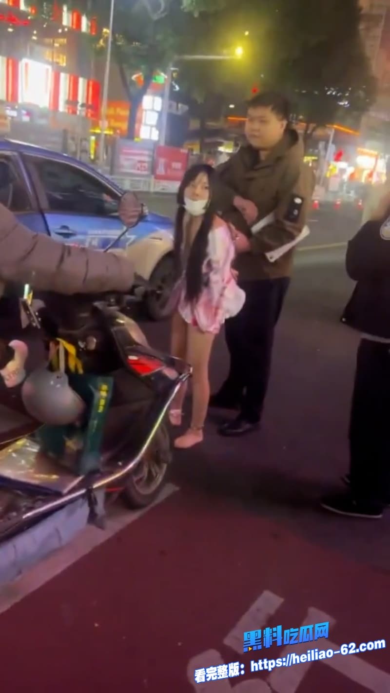 继长沙解放西路3.15事件之后今日又曝光一位女子穿着暴露被抓真是一波未平一波又起10