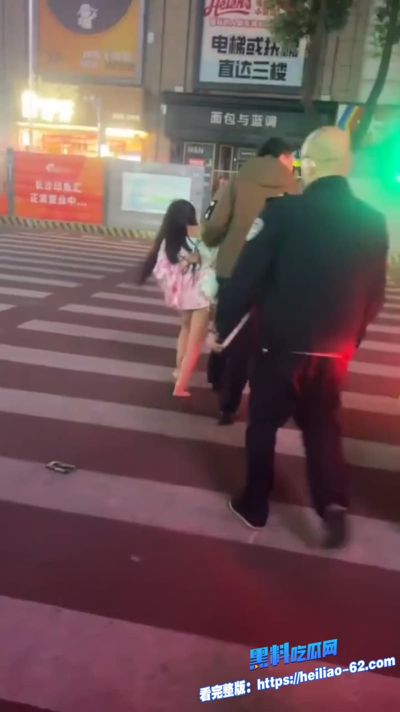继长沙解放西路3.15事件之后今日又曝光一位女子穿着暴露被抓真是一波未平一波又起11