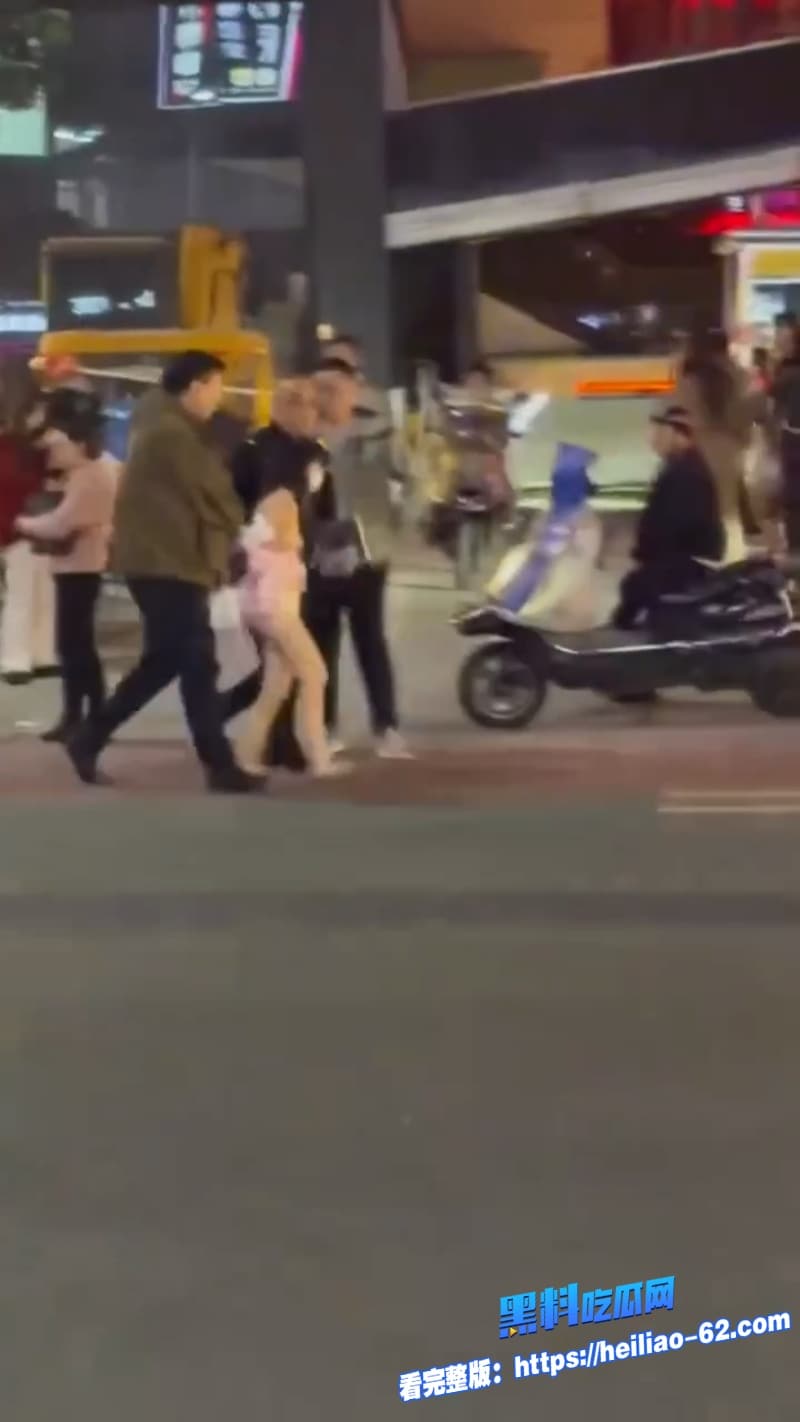 继长沙解放西路3.15事件之后今日又曝光一位女子穿着暴露被抓真是一波未平一波又起12