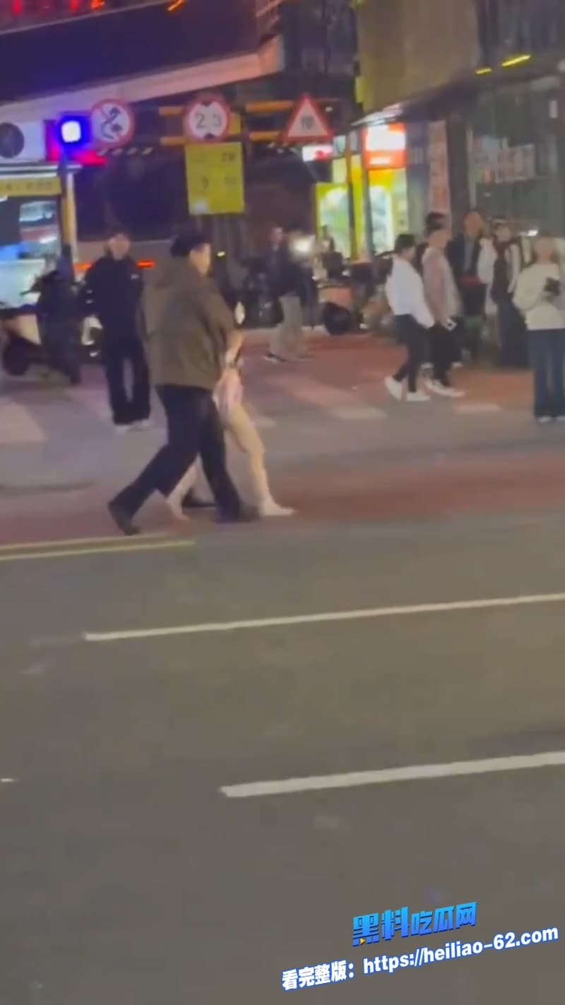 继长沙解放西路3.15事件之后今日又曝光一位女子穿着暴露被抓真是一波未平一波又起13