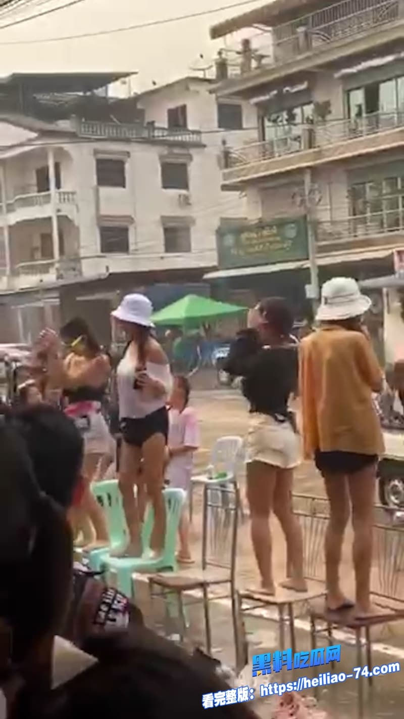 国外泼水节正妹大街上大胆露奶水花四溅中奶子晃荡不停网友直呼过瘾12 国外泼水节正妹大街上大胆露奶水花四溅中奶子晃荡不停网友直呼过瘾12