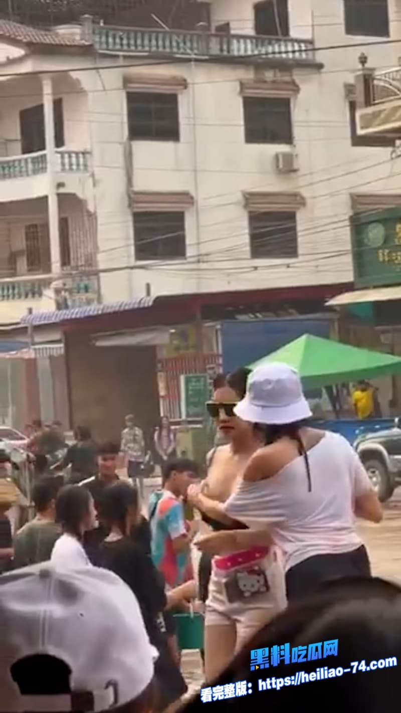 国外泼水节正妹大街上大胆露奶水花四溅中奶子晃荡不停网友直呼过瘾13 国外泼水节正妹大街上大胆露奶水花四溅中奶子晃荡不停网友直呼过瘾13