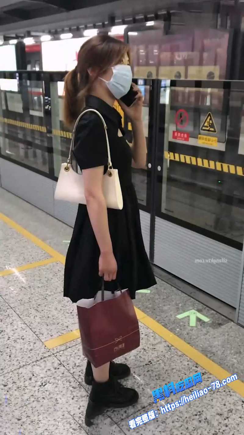 户外偷拍大神 跟拍抄底年轻学妹短裙合集全曝光 你敢用闪光这么贱地拍学妹吗图9