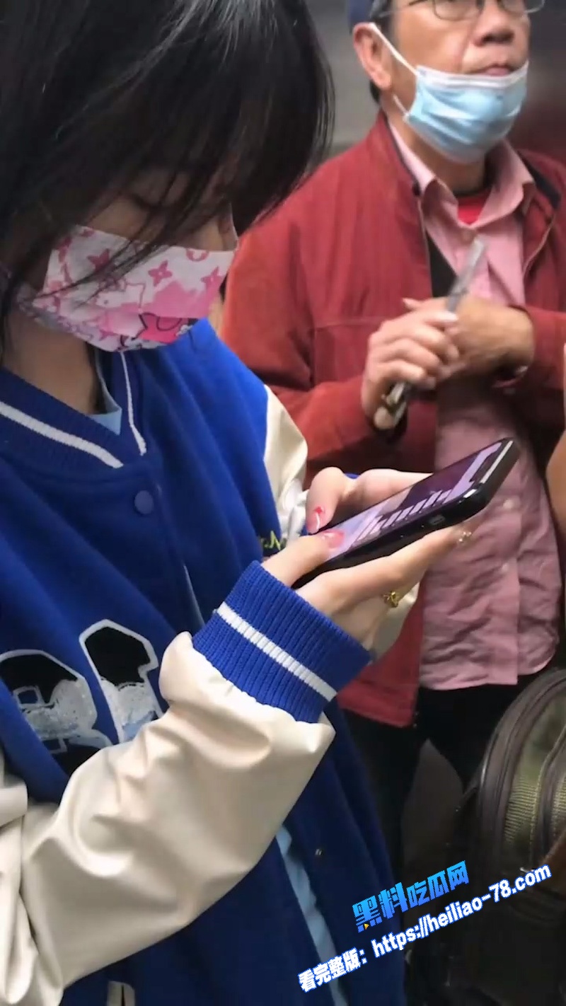 户外偷拍大神 跟拍抄底年轻学妹短裙合集全曝光 你敢用闪光这么贱地拍学妹吗图10