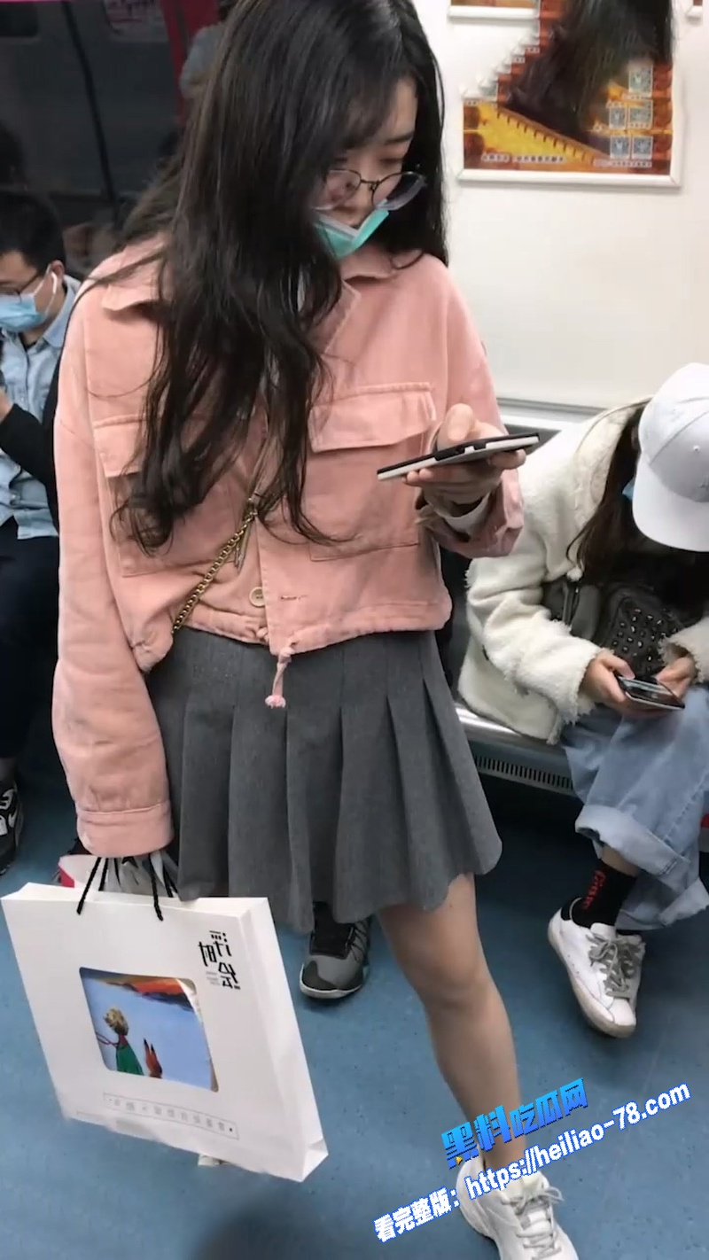 户外偷拍大神 跟拍抄底年轻学妹短裙合集全曝光 你敢用闪光这么贱地拍学妹吗图4