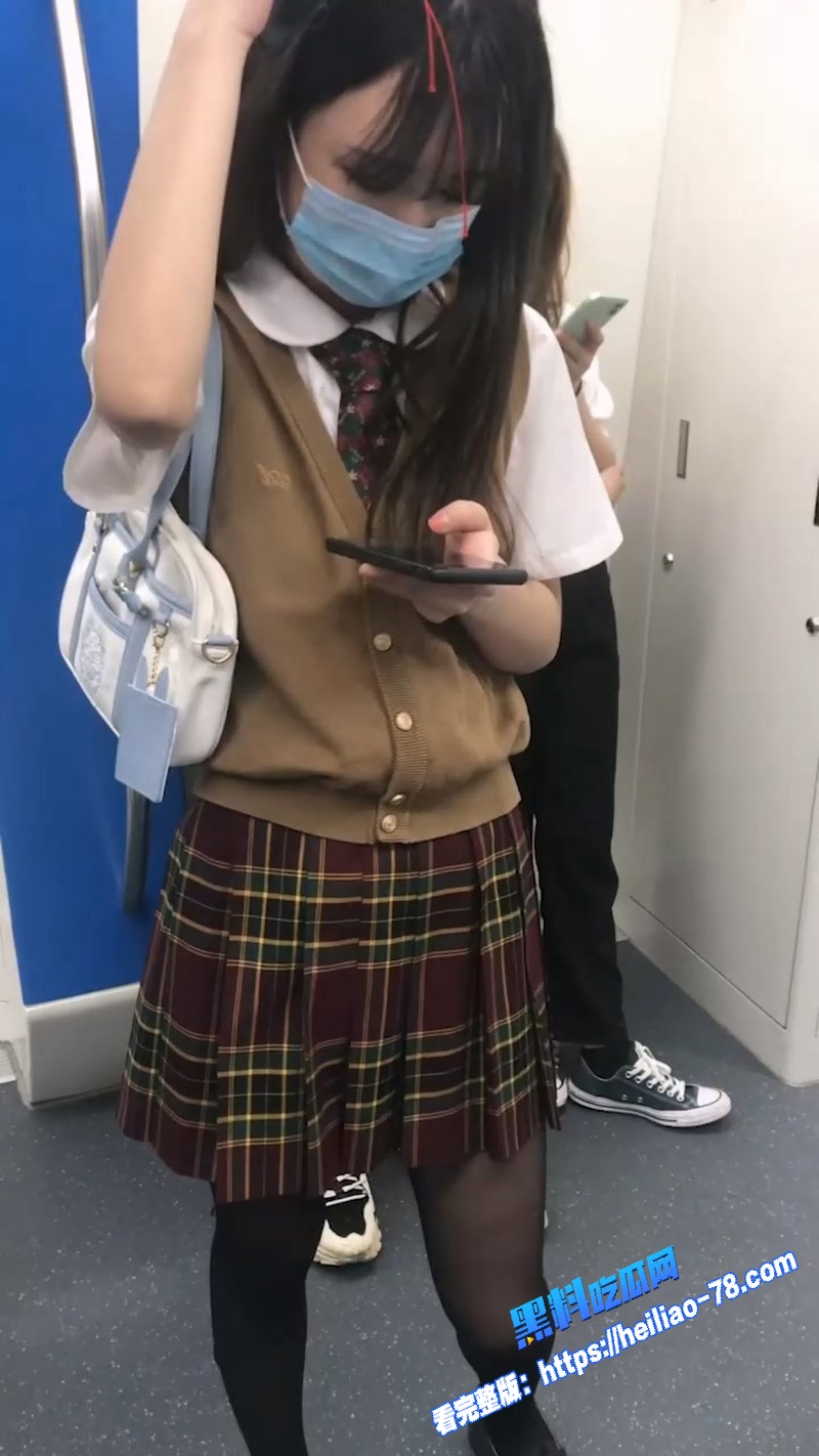 户外偷拍大神 跟拍抄底年轻学妹短裙合集全曝光 你敢用闪光这么贱地拍学妹吗图5