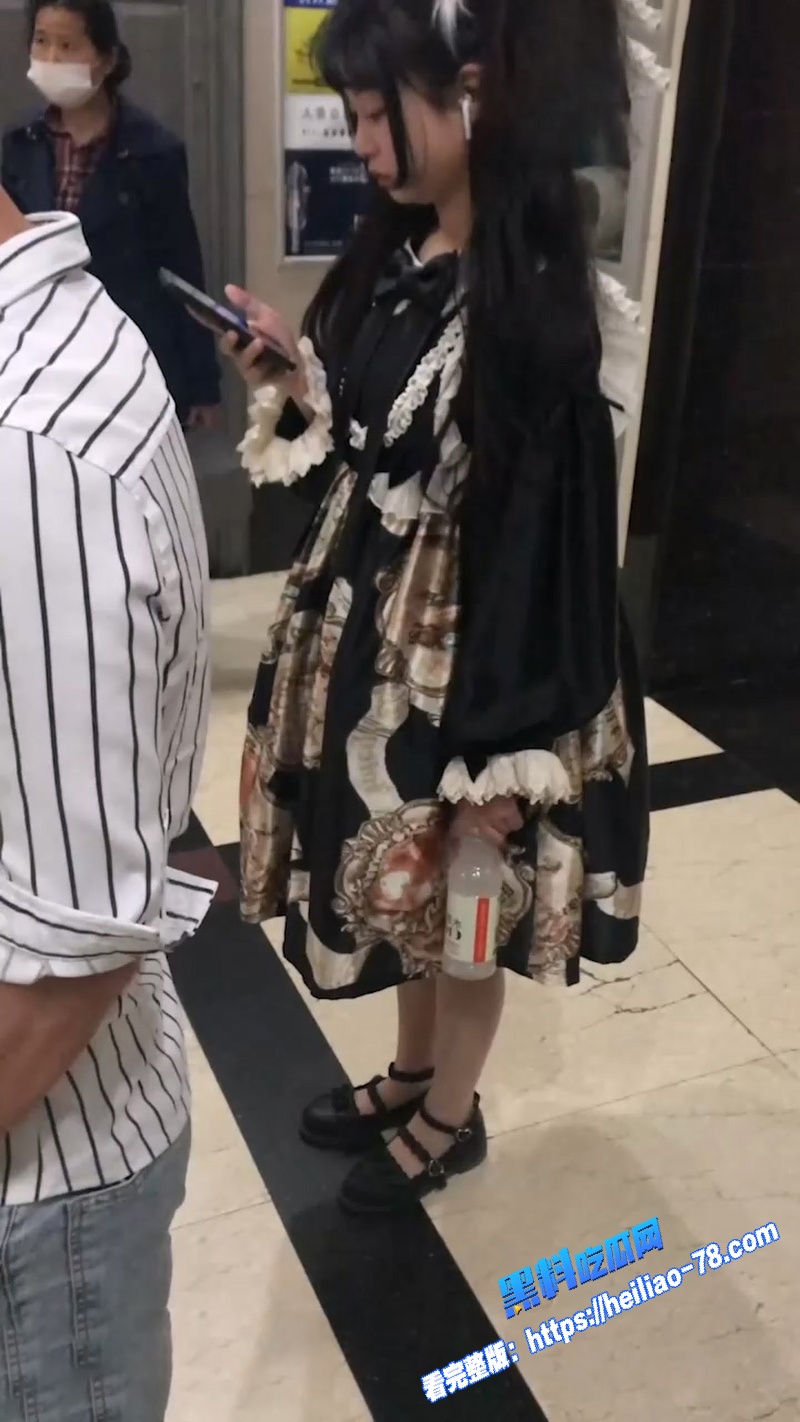 户外偷拍大神 跟拍抄底年轻学妹短裙合集全曝光 你敢用闪光这么贱地拍学妹吗图6