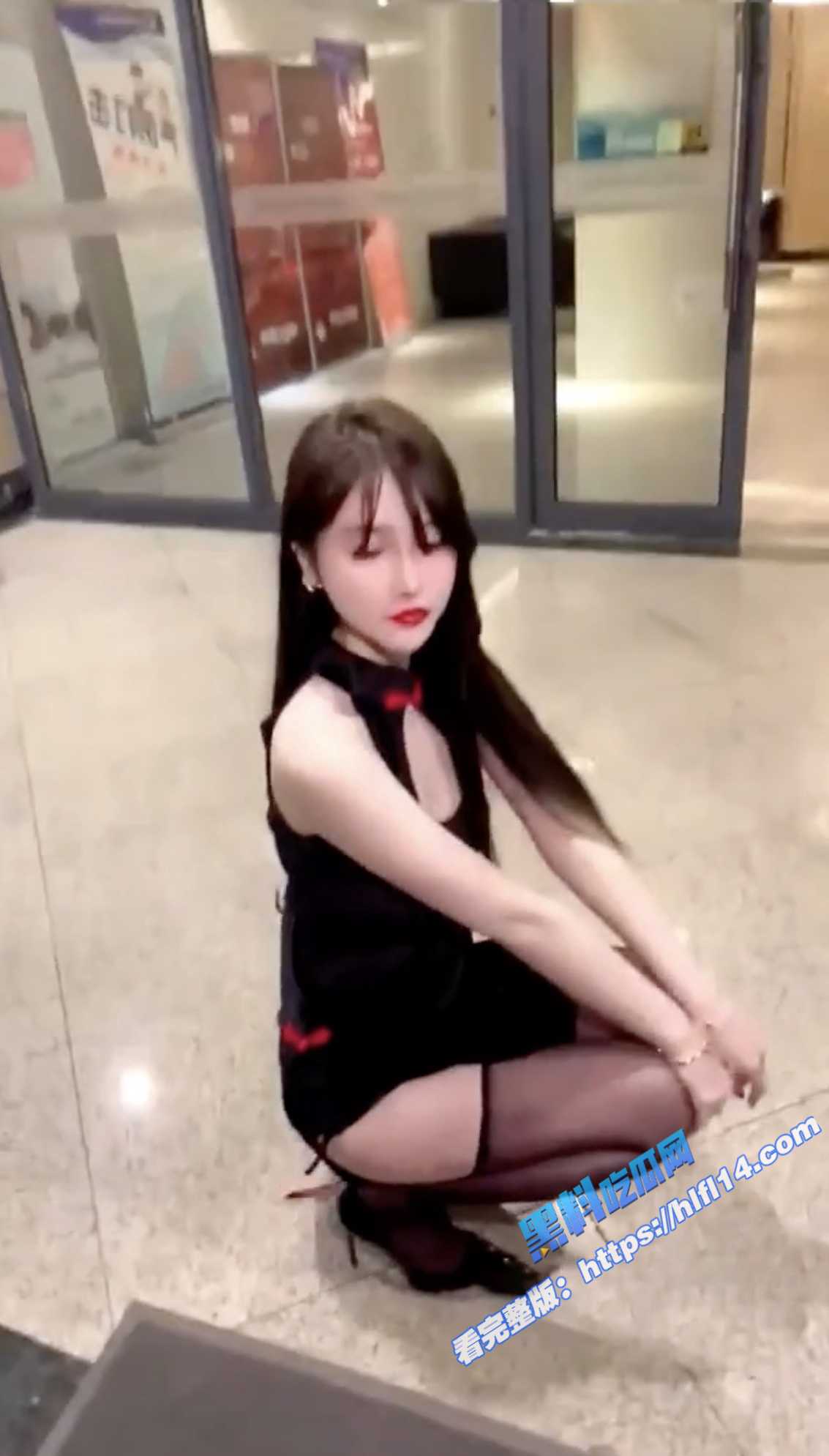 极品白嫩美女 穿各种情趣服饰 背地里骚得像条发情母狗 扭着细腰主动掰穴看逼！7