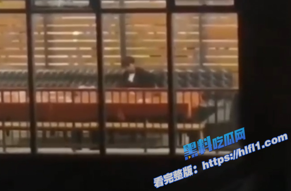 长沙某学校 学生情侣校园角落当众口交 被同学偷拍曝光流出！