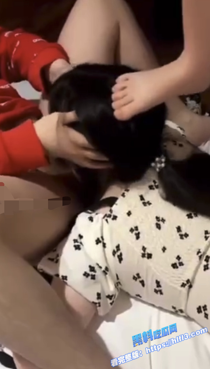 老婆灌醉她的美女闺蜜 让老公来玩她的大肥B 有这样的老婆可太性福了！3
