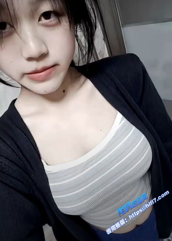 巨乳眼镜妹在家寂寞难耐 用小玩具自慰插自己的骚穴 果然论反差还的是眼镜妹 是真的骚!1