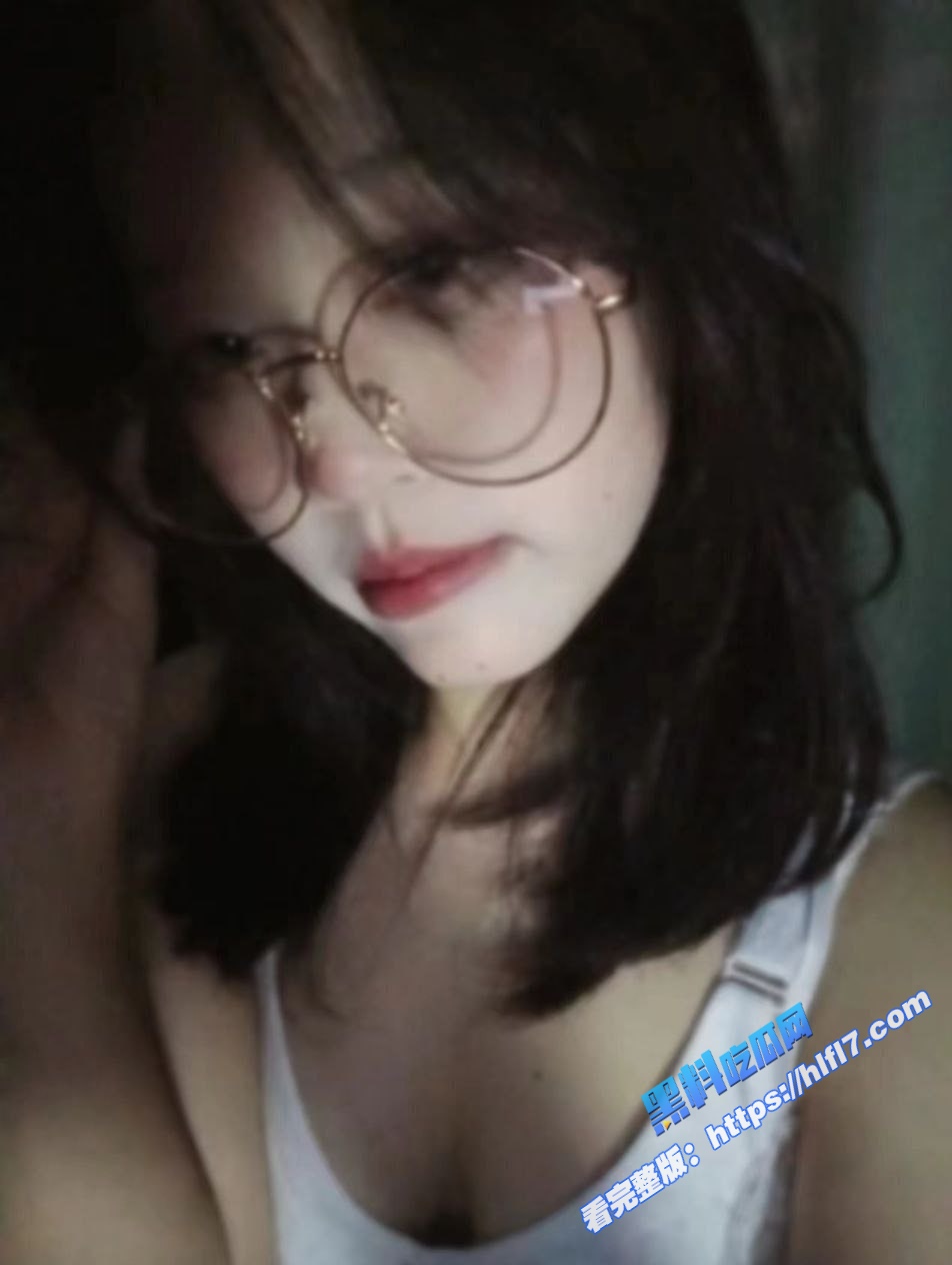巨乳眼镜妹在家寂寞难耐 用小玩具自慰插自己的骚穴 果然论反差还的是眼镜妹 是真的骚!2