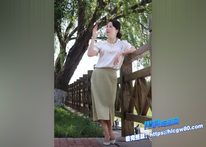海角乱伦熟女天花板老A8瑜伽馆健身被畜生儿子洗脑当场侵犯落地镜前后入欣赏妈妈骚样 图2