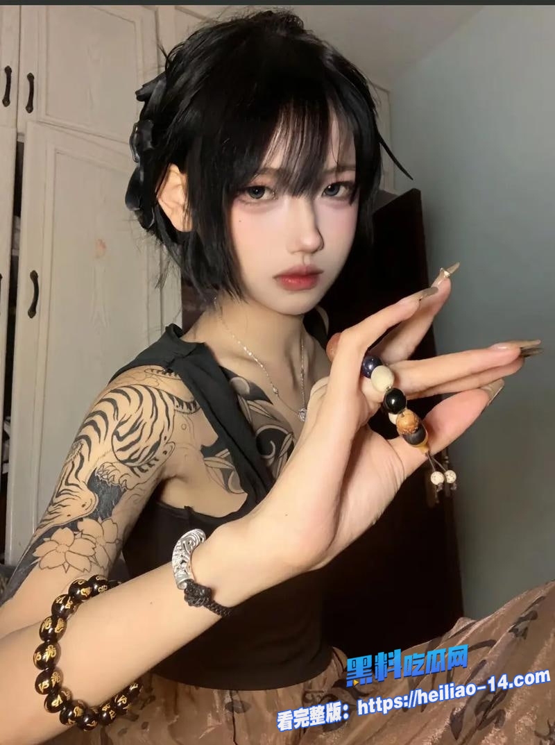 黑丝纹身精神小妹火辣身材勾人心魄硬邦邦大鸡巴直接无套顶入子宫深处一股股热精全射进去3 黑丝纹身精神小妹火辣身材勾人心魄硬邦邦大鸡巴直接无套顶入子宫深处一股股热精全射进去3
