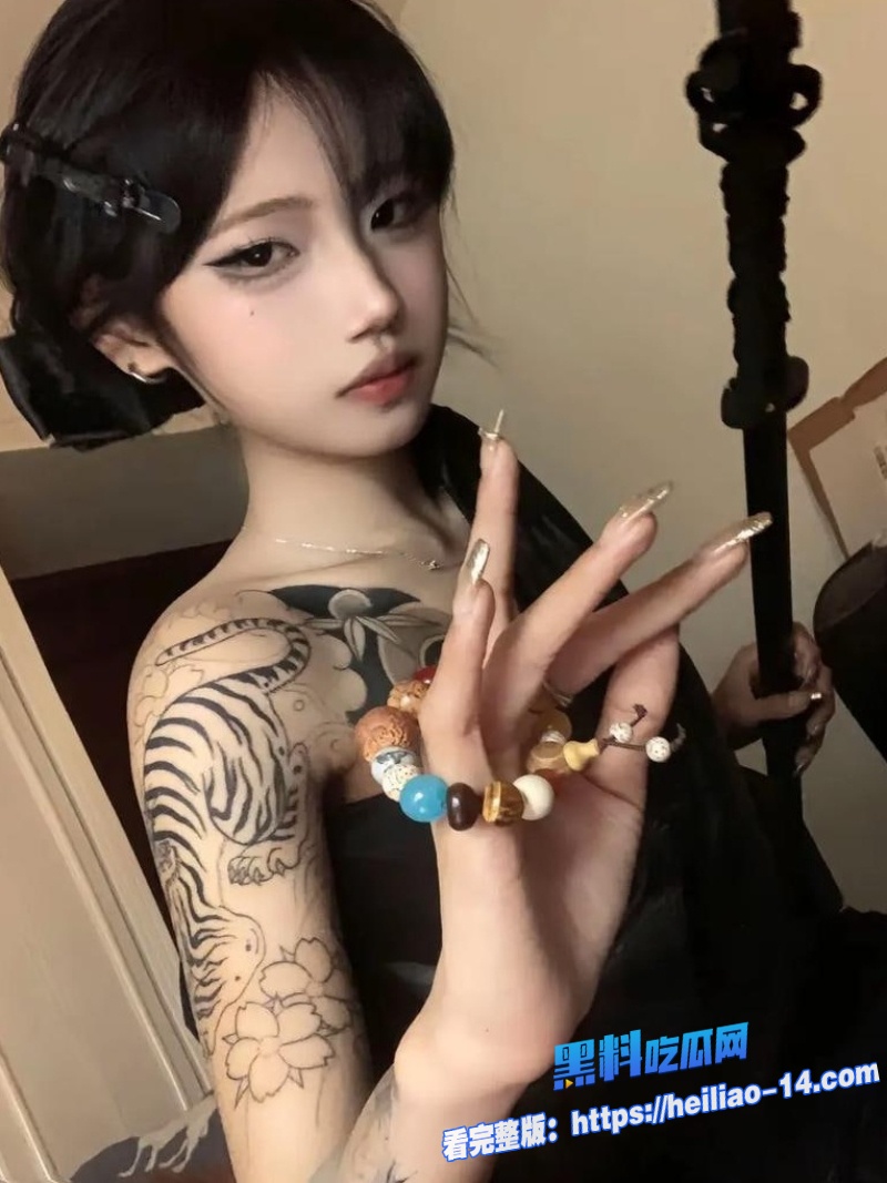 黑丝纹身精神小妹火辣身材勾人心魄硬邦邦大鸡巴直接无套顶入子宫深处一股股热精全射进去4 黑丝纹身精神小妹火辣身材勾人心魄硬邦邦大鸡巴直接无套顶入子宫深处一股股热精全射进去4