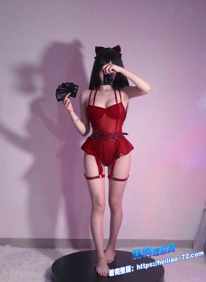 日本高颜值美少女木村叶月私拍视频流出红情趣内衣对镜自拍大胆叉腿露白虎嫩穴太勾人了2
