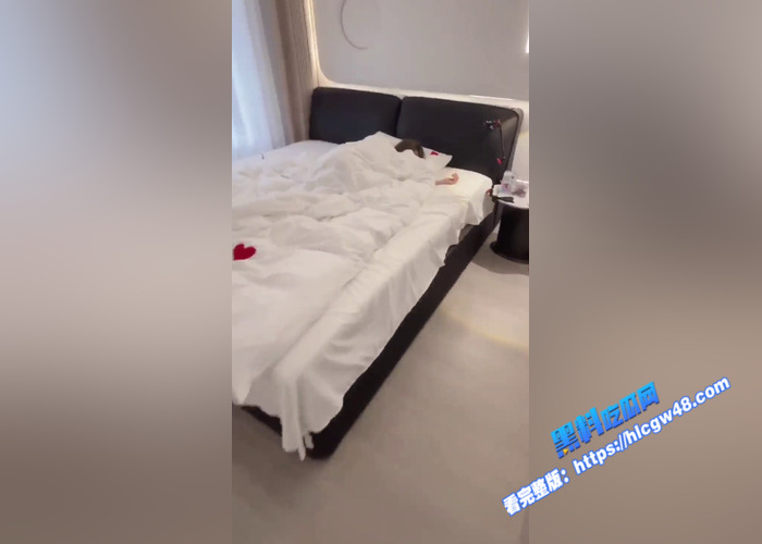 极品反差婊 晚晚 与男友自拍性爱视频 苗条C罩杯甜美白皙 蒙眼口爆肉棒 白虎嫩穴被无套冲击8