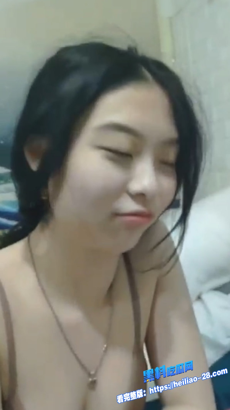 父女乱伦女儿在家写作业穿个吊带晃来晃去爸爸忍不住上手把女儿按在书桌上开干2 父女乱伦女儿在家写作业穿个吊带晃来晃去爸爸忍不住上手把女儿按在书桌上开干2